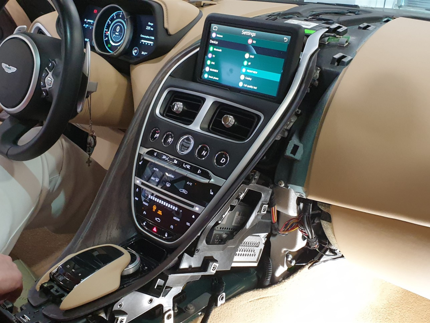 Εγκατάσταση Apple Car Play/Android Auto σε Aston Martin BD11