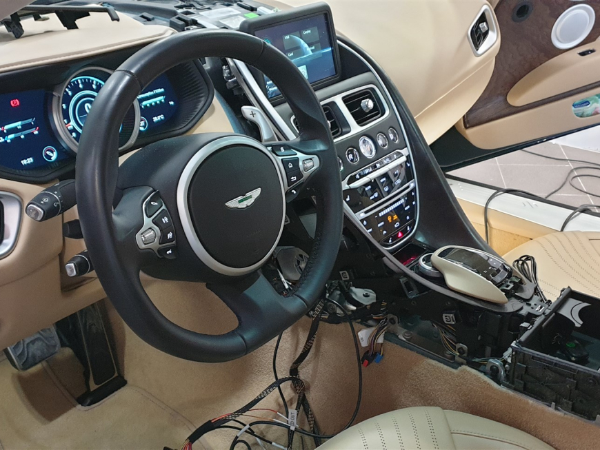 Εγκατάσταση Apple Car Play/Android Auto σε Aston Martin BD11
