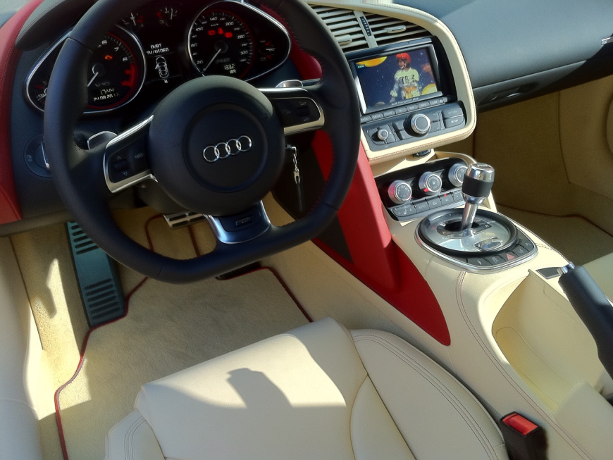 Εγκατάσταση Blinder laser Jammer και TV Tuner σε Audi R8 Spyder