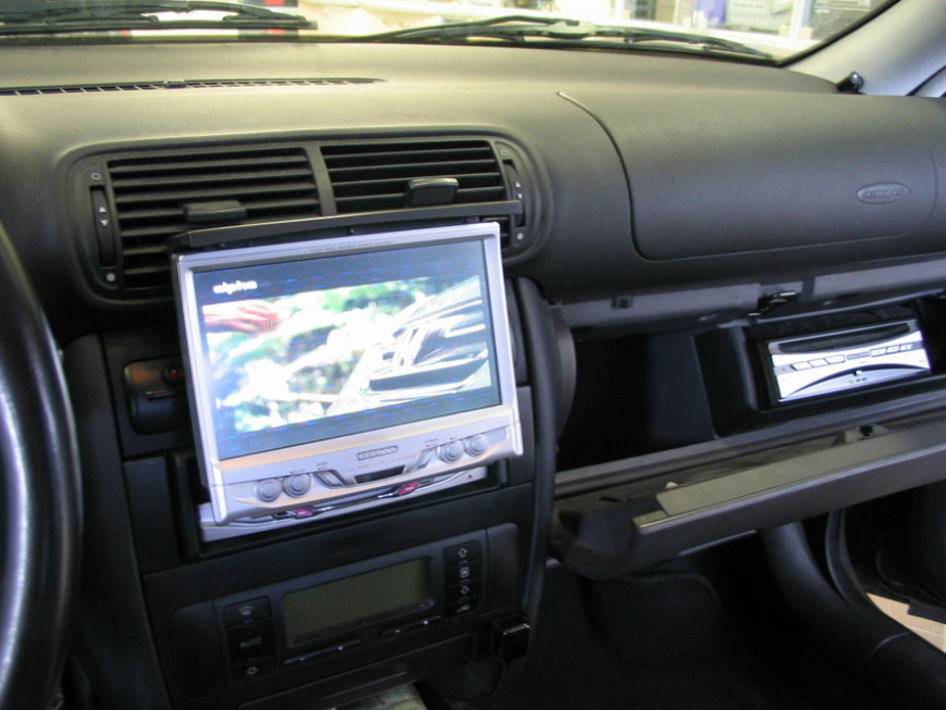 Εγκατάσταση οθόνης Kenwood KVT M700 DVD Macrom σε Seat