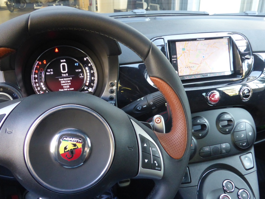 Εγκατάσταση οθόνης Pioneer σε Fiat 500L Abarth