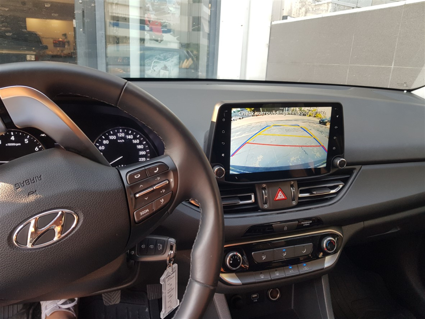 Εγκατάσταση οθόνης με Apple Car Play/Android Auto και κάμερας οπισθοπορείας σε Hyundai i30 Fastback