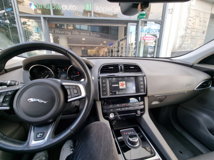 Αναβάθμιση εργοστασιακής οθόνης με Ασύρματο Wireless Apple CarPlay/Android Auto σε Jaguar F-Pace