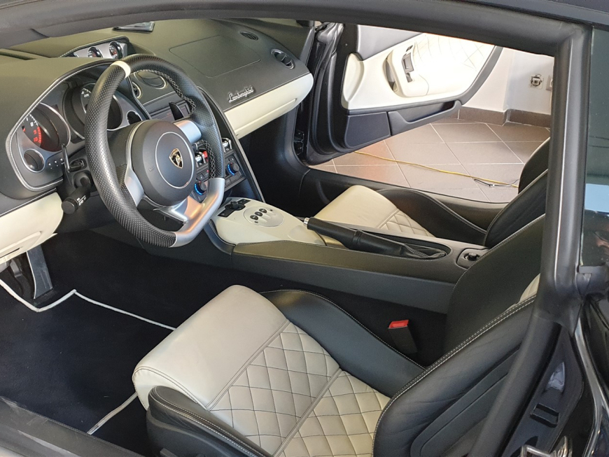 Εγκατάσταση Bluetooth-Audio Streaming & Parking sensors σε Lamborghini Gallardo