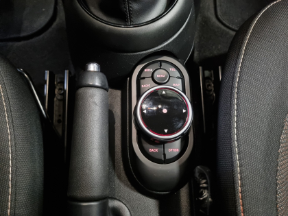 Αντικατάσταση της εργοστασιακής πηγής ήχου με Multimedia Οθόνη της Bizzar σε Mini Cooper One (F56)