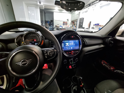 Αντικατάσταση της εργοστασιακής πηγής ήχου με Multimedia Οθόνη της Bizzar σε Mini Cooper One (F56)