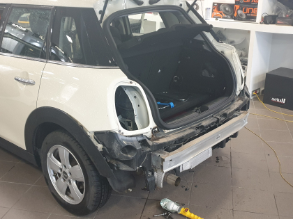 Αντικατάσταση της εργοστασιακής πηγής ήχου με Multimedia Οθόνη της Bizzar σε Mini Cooper One (F56)