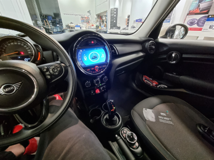 Αντικατάσταση της εργοστασιακής πηγής ήχου με Multimedia Οθόνη της Bizzar σε Mini Cooper One (F56)