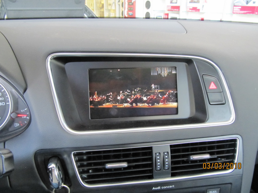 Τοποθέτηση interface στην εργοστασιακή οθόνη του Αudi​​​​​​​ Q5, για την δημιουργία εισόδου εικόνας και ήχου