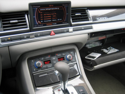 Τοποθέτηση interface στην εργοστασιακή οθόνη του Audi S8 για χρήση I-pod/I-phone