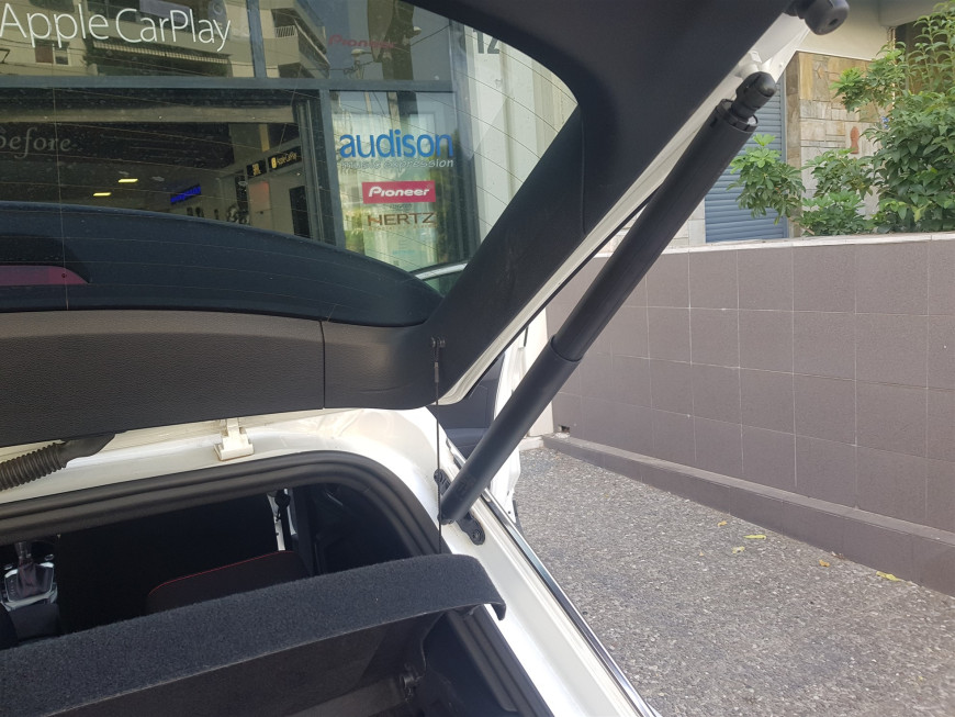 Εγκατάσταση Electric Tailgate και εργοστασιακής κάμερας οπισθοπορείας σε VW T-Roc 