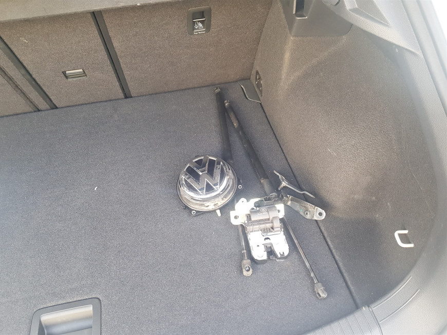 Εγκατάσταση Electric Tailgate και εργοστασιακής κάμερας οπισθοπορείας σε VW T-Roc 
