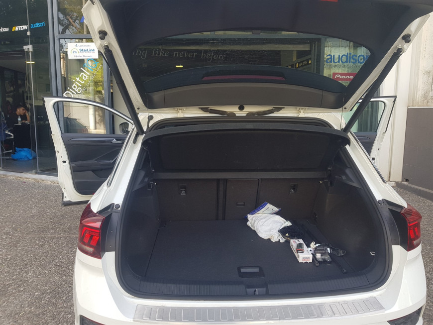 Εγκατάσταση Electric Tailgate και εργοστασιακής κάμερας οπισθοπορείας σε VW T-Roc 