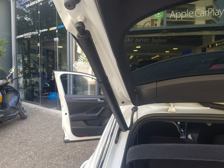Εγκατάσταση Electric Tailgate και εργοστασιακής κάμερας οπισθοπορείας σε VW T-Roc 
