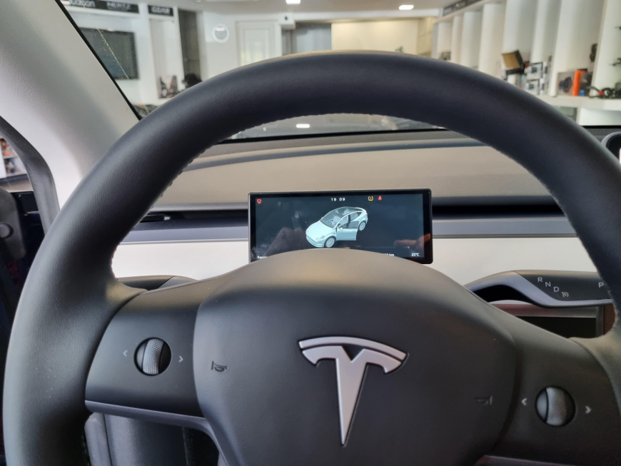 Εγκατάσταση οθόνης-καντράν σε Tesla Y