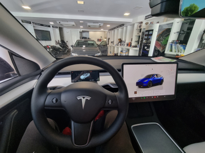 Εγκατάσταση οθόνης-καντράν σε Tesla Y