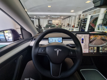 Εγκατάσταση οθόνης-καντράν σε Tesla Y