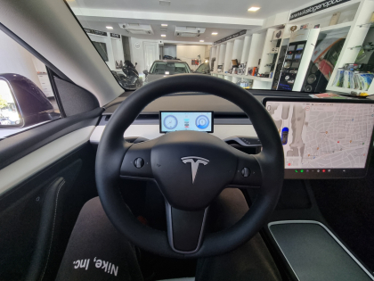 Εγκατάσταση οθόνης-καντράν σε Tesla Y