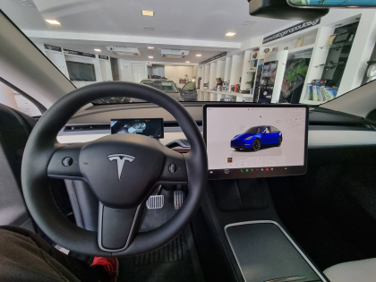 Εγκατάσταση οθόνης-καντράν σε Tesla Y