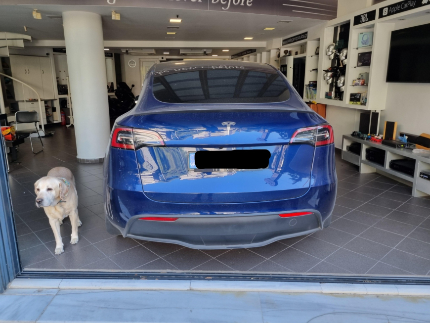 Εγκατάσταση οθόνης-καντράν σε Tesla Y