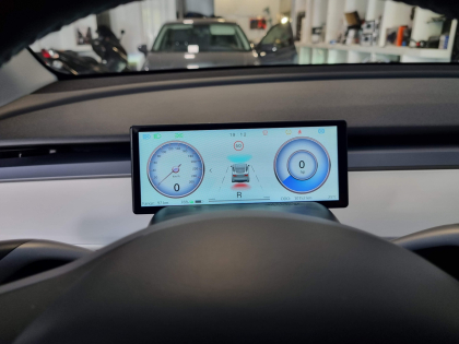 Εγκατάσταση οθόνης-καντράν σε Tesla Y