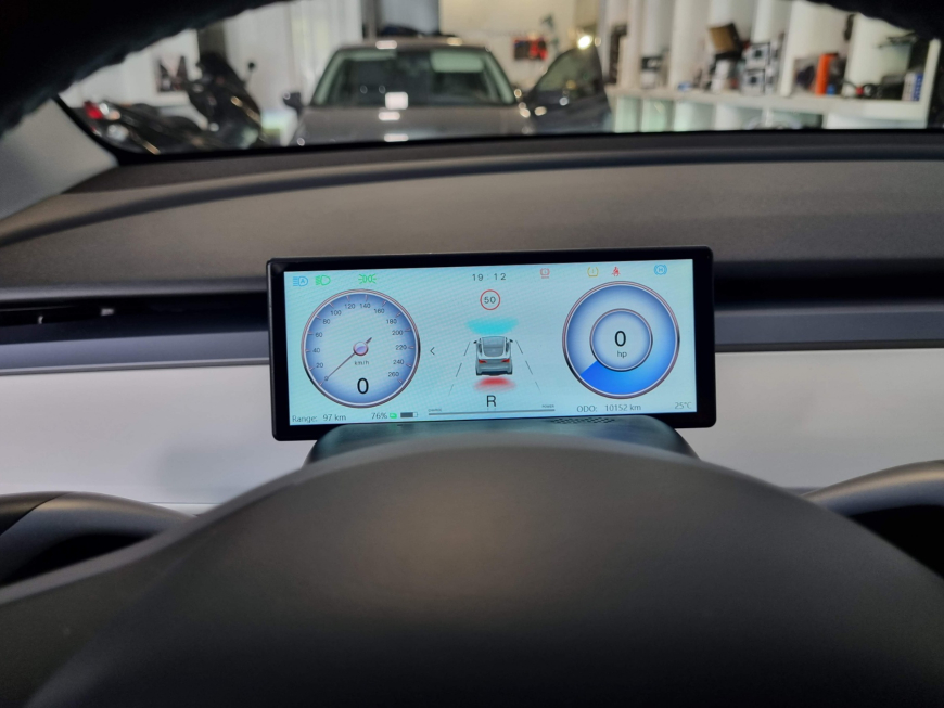 Εγκατάσταση οθόνης-καντράν σε Tesla Y