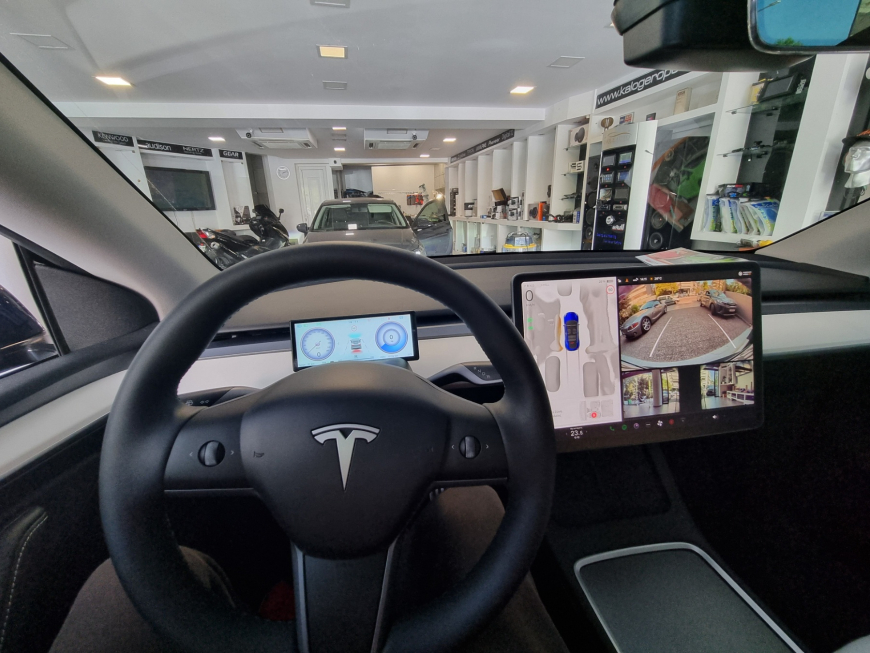 Εγκατάσταση οθόνης-καντράν σε Tesla Y