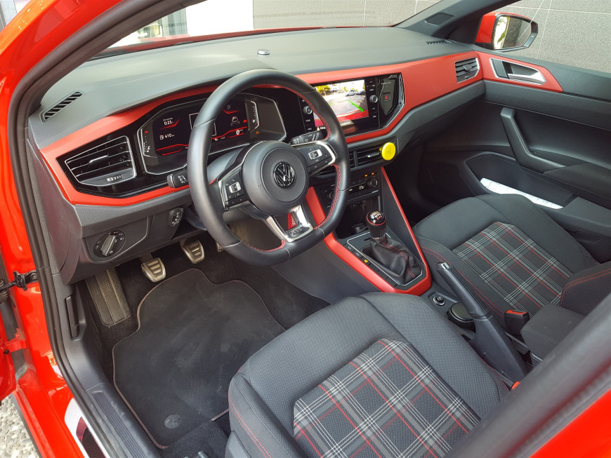 Εγκατάσταση εργοστασιακής κάμερας σε VW Polo.