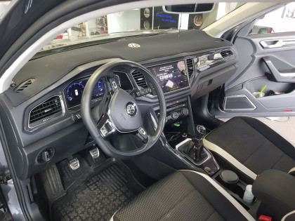 Εγκατάσταση κάμερας οπισθοπορείας σε VW T-Roc 
