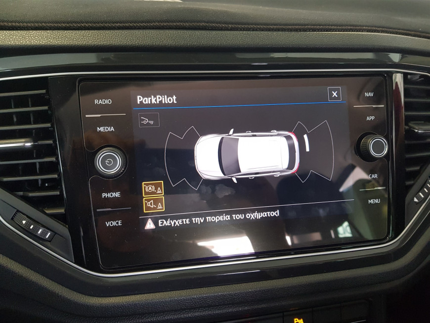 Εγκατάσταση κάμερας οπισθοπορείας σε VW T-Roc 