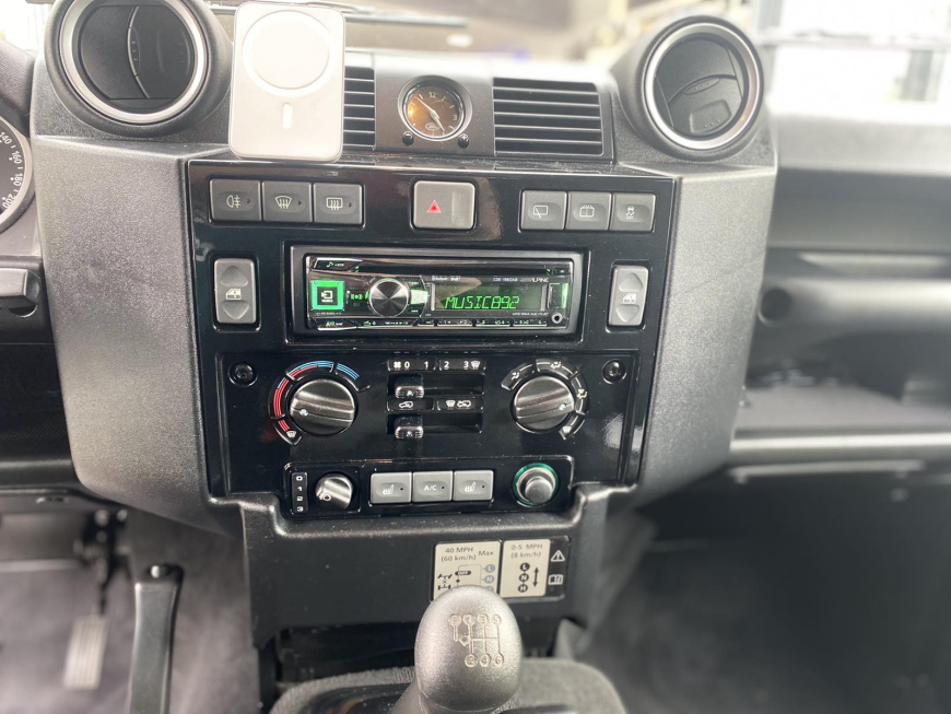 Εγκατάσταση Alpine Radio/CD/MP3 σε Land Rover Defender.