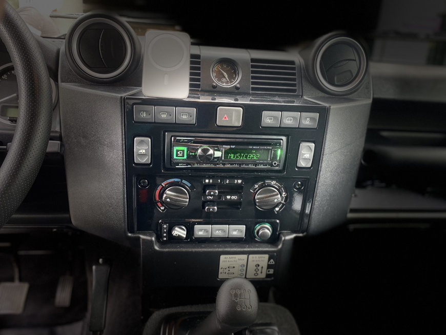 Εγκατάσταση Alpine Radio/CD/MP3 σε Land Rover Defender.