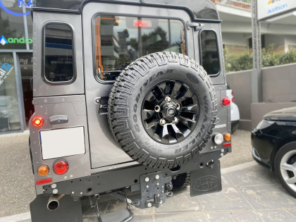 Εγκατάσταση Alpine Radio/CD/MP3 σε Land Rover Defender.