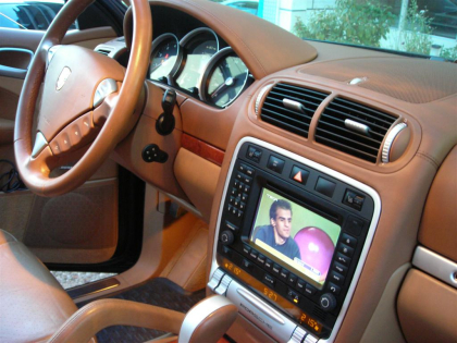 Εγκατάσταση Car Cinema με οθόνες στα προσκέφαλα και playstation.