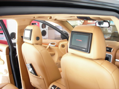 Εγκατάσταση Car Cinema με οθόνες στα προσκέφαλα και playstation.