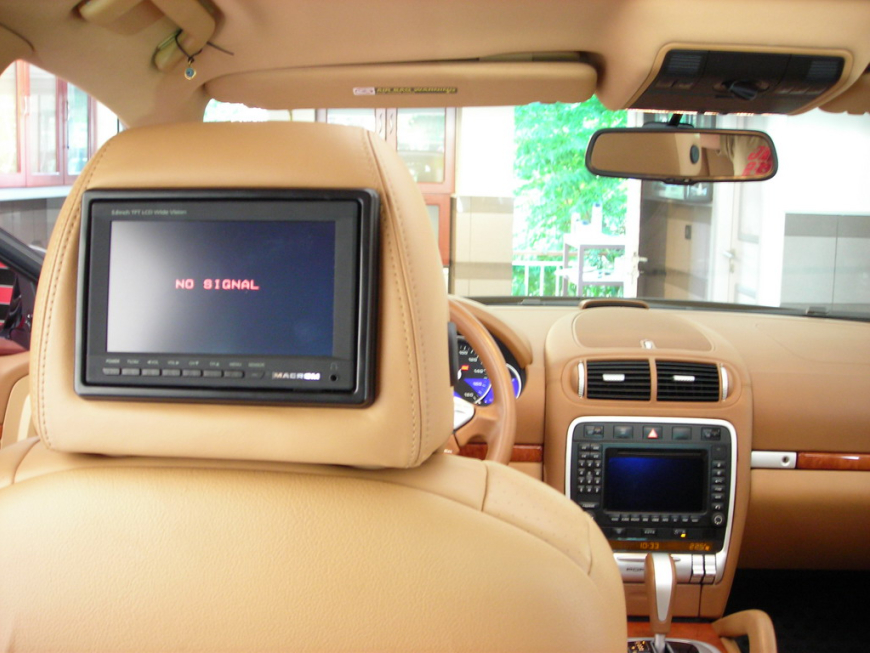 Εγκατάσταση Car Cinema με οθόνες στα προσκέφαλα και playstation.