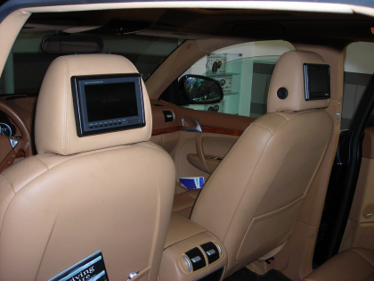 Εγκατάσταση Car Cinema με οθόνες στα προσκέφαλα και playstation.