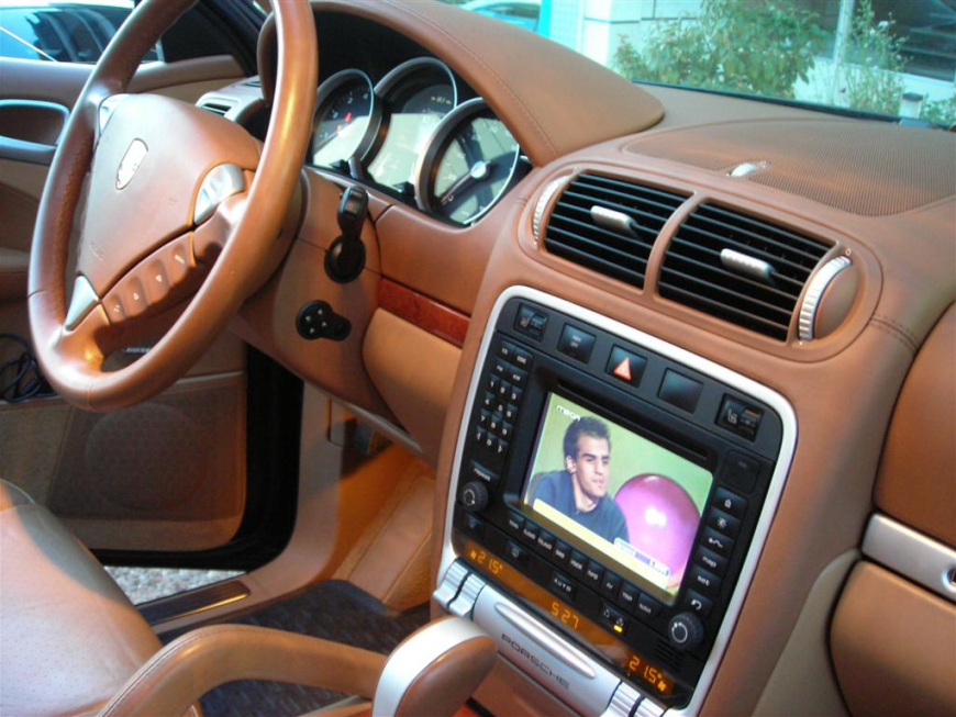 Εγκατάσταση Car Cinema με οθόνες στα προσκέφαλα και playstation.