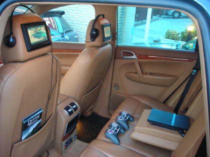 Εγκατάσταση Car Cinema με οθόνες στα προσκέφαλα και playstation.