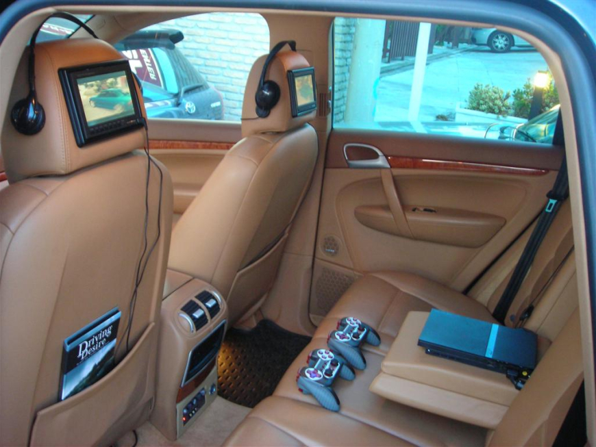 Εγκατάσταση Car Cinema με οθόνες στα προσκέφαλα και playstation.