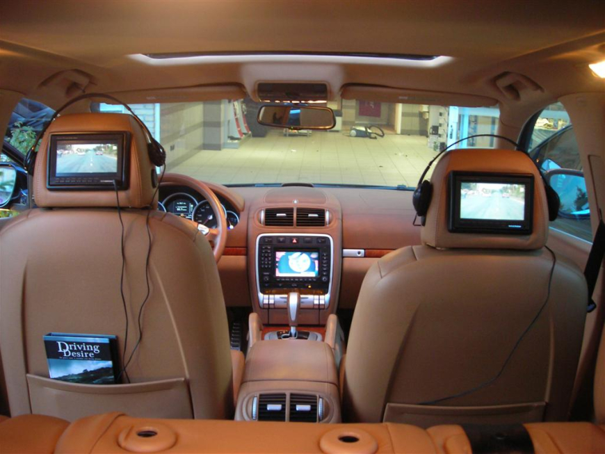 Εγκατάσταση Car Cinema με οθόνες στα προσκέφαλα και playstation.