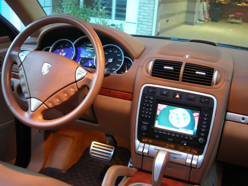 Εγκατάσταση Car Cinema με οθόνες στα προσκέφαλα και playstation.