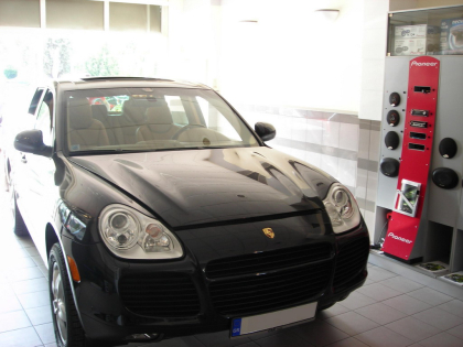 Εγκατάσταση Car Cinema με οθόνες στα προσκέφαλα και playstation.