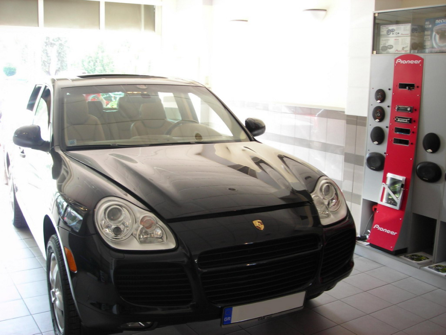 Εγκατάσταση Car Cinema με οθόνες στα προσκέφαλα και playstation.