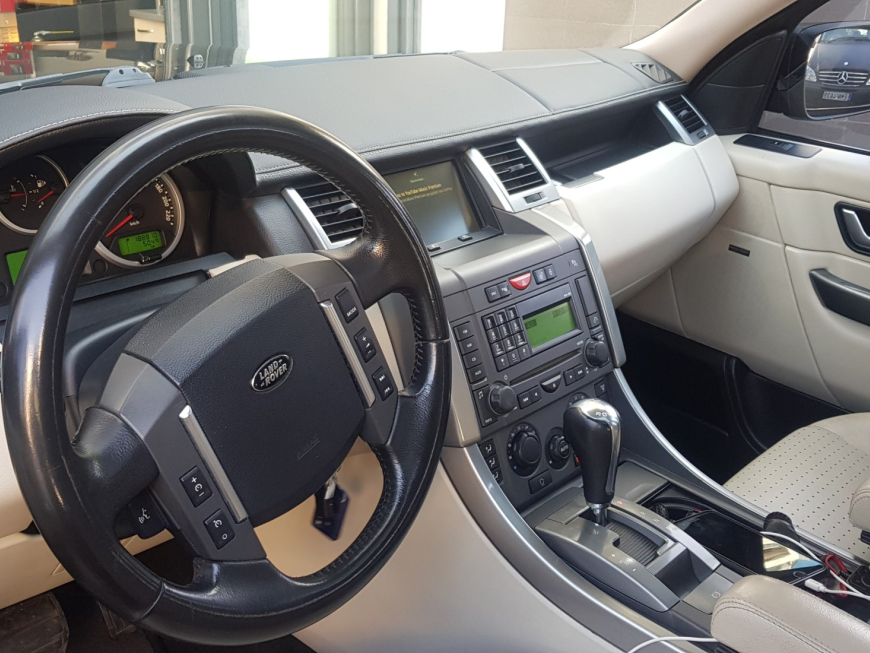 Εγκατάσταση Apple Car Play - Android Auto, Rear Camera, TvTuner στην εργοστασιακή οθόνη του Range Rover Sport.