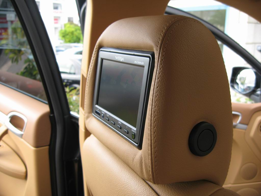 Εγκατάσταση TV Tuner και Unlock της εργοστασιακής οθόνης σε Porsche Cayenne.